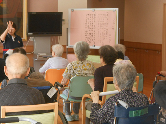 皆さんでレクリエーションを楽しんでいます。