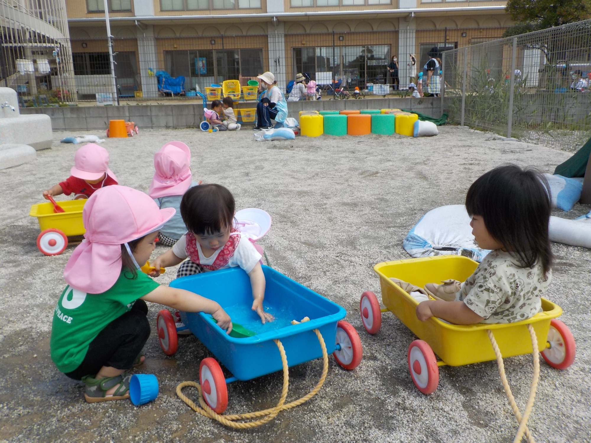 お友だちと園庭遊びを楽しみます